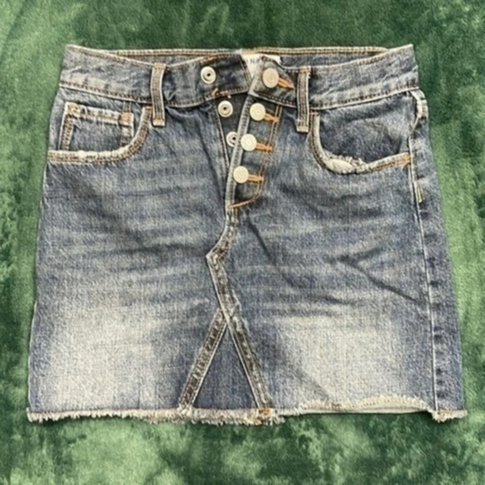 Old Navy girls denim skirt, size M (8)